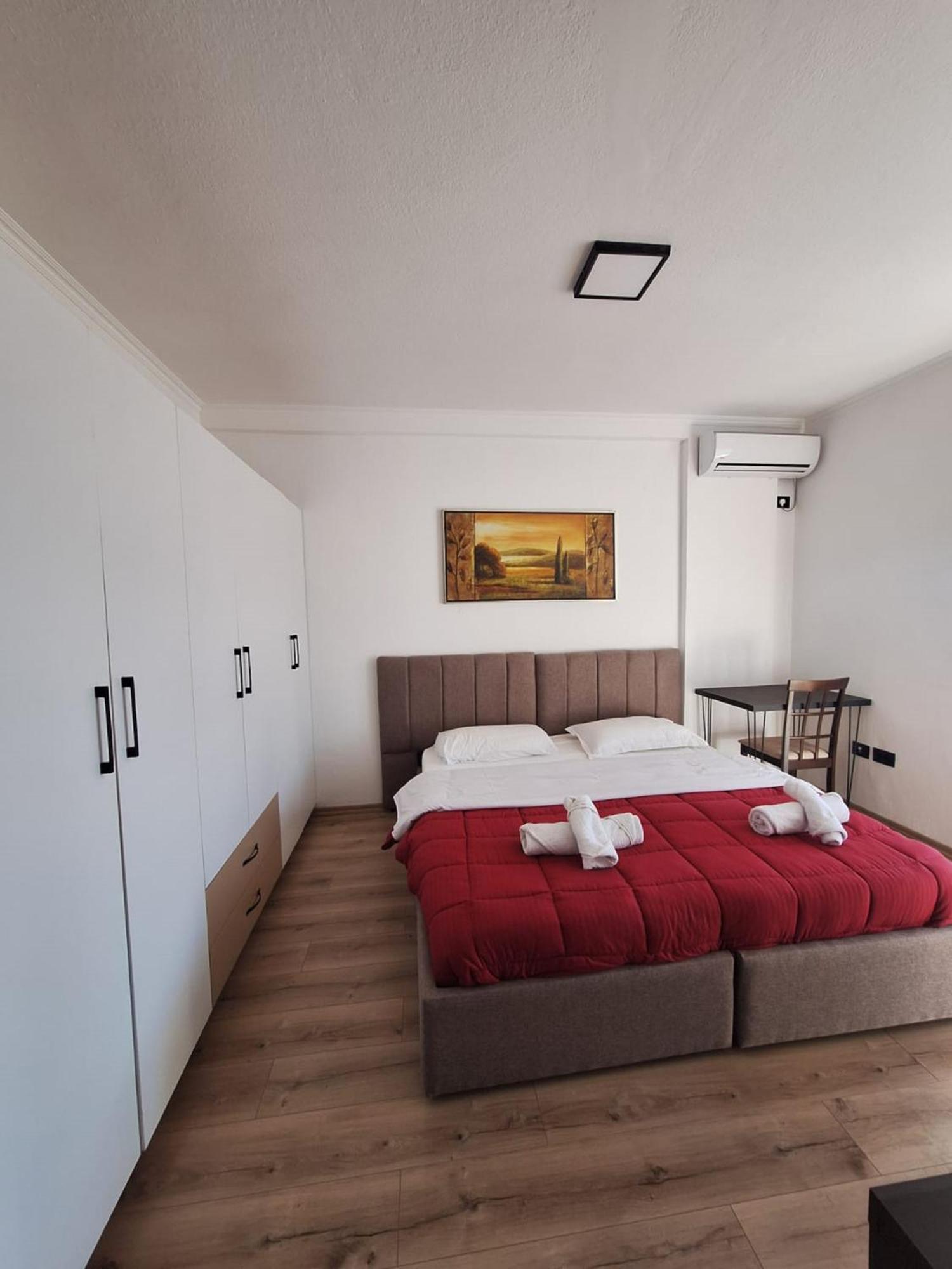 Albania Apartment Near Tirana City Center Double Or Twin Bed Buitenkant foto